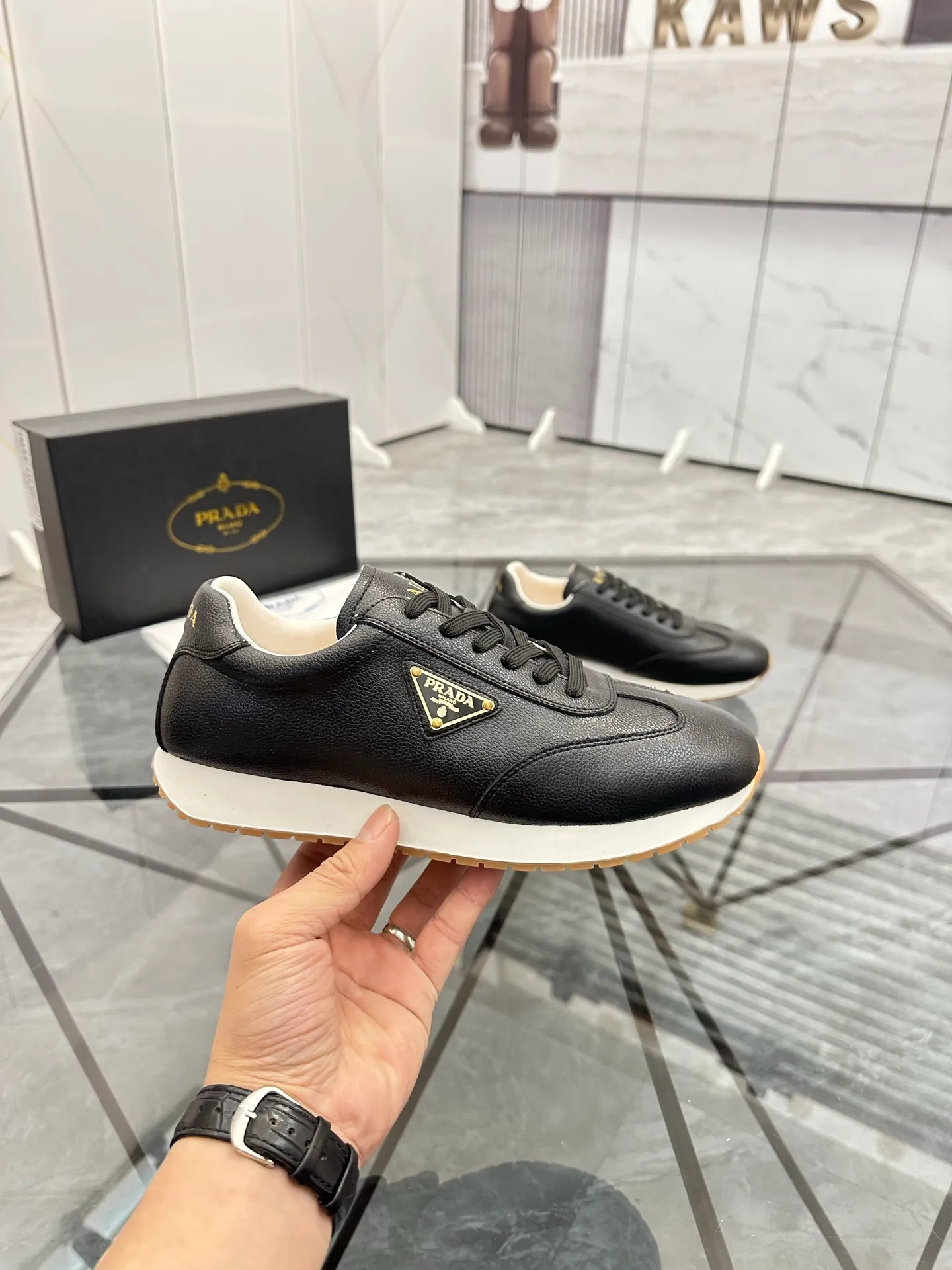 Men's shoes: 💰P420¥ Product trademark: Prada *"Prada*" low-top casual shoes Regular size: 38-44 (can be customized to 45) Product materials: imported cowhide upper, sheepskin lining, original outsole. Number: 020
